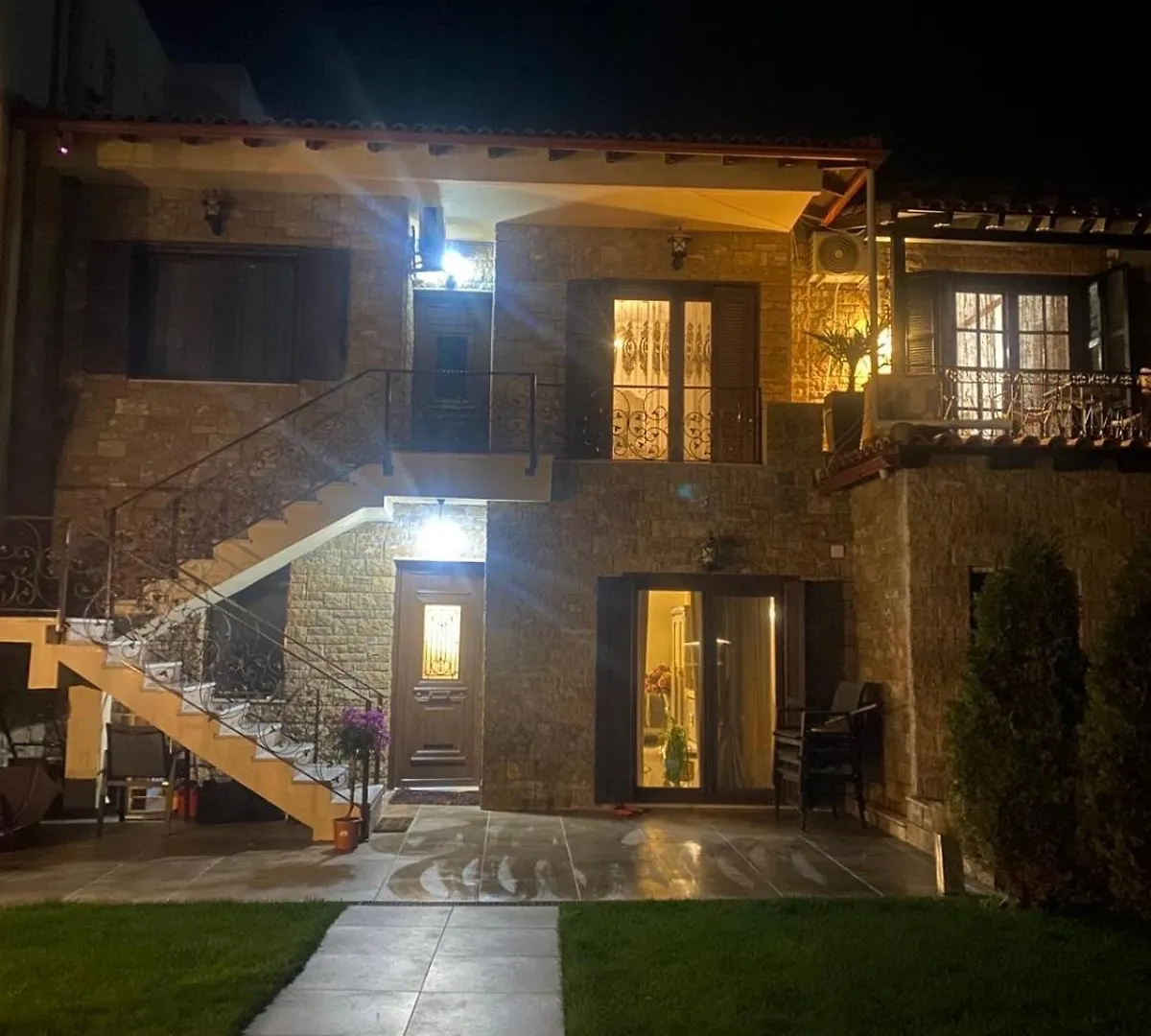 Studio Greek Mansion location